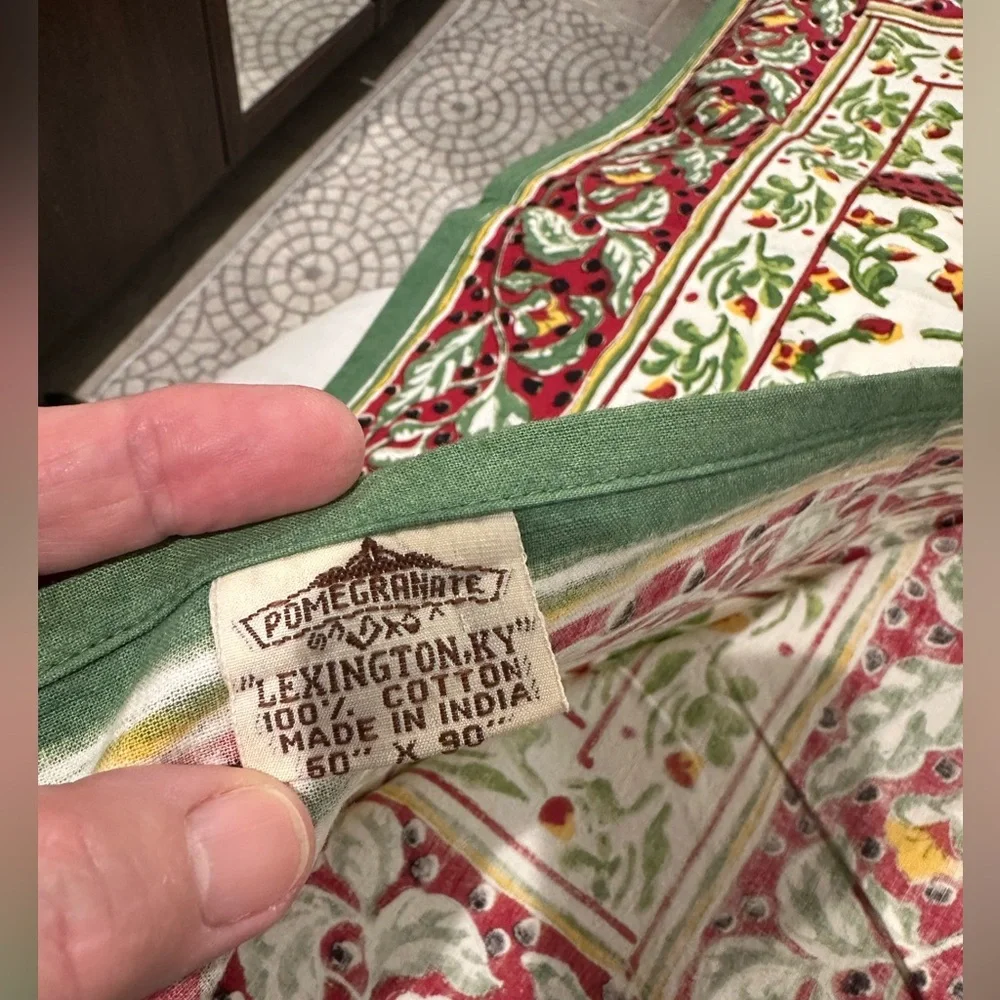Pomegranate vintage 100% cotton tablecloth with  6 matching napkins 60x 90 in